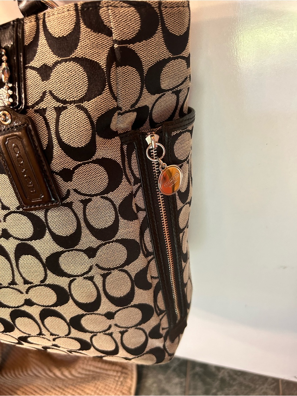 COACH GALLERY NS ZIPPER TOTE SIGNATURE CANVAS BLACK LEATHER/ GREY SIDE POCKETS - Picture 11 of 13